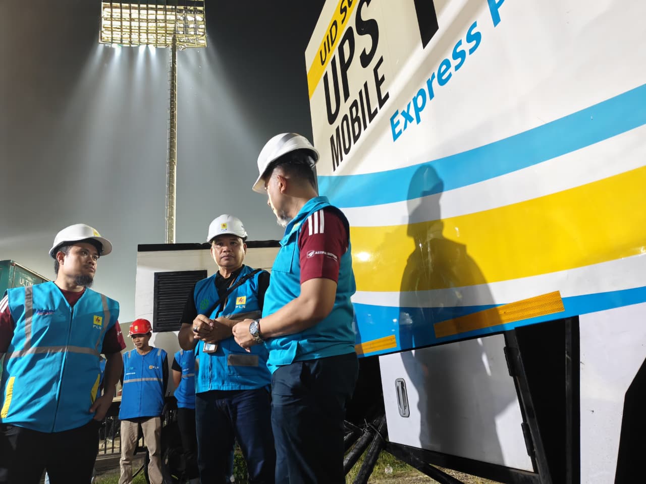 GM PLN UID Sulselrabar, Edyansyah Tengah Meninjau Posko Siaga PLN untuk Memastikan Kesiapan Peralatan dan Personel Jelang Pertandingan Kandang PSM Makassar di Stadion BJ Habibie, Kota Makassar Pada Minggu (21/9/2025).